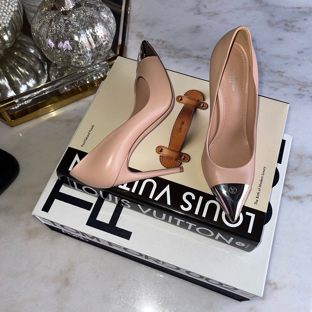 New Louis Vuitton Merry Go Round Metal Cap Pump in Nude - Picture 3 of 17